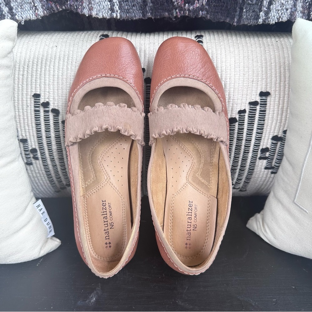 Naturalizer N5 Comfort Tan Pleather Flats w/ Beige Strap sz 8
